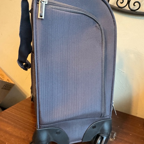 Samsonite Underseat Carry-On Spinner with USB Port - Used - Picture 6 of 7